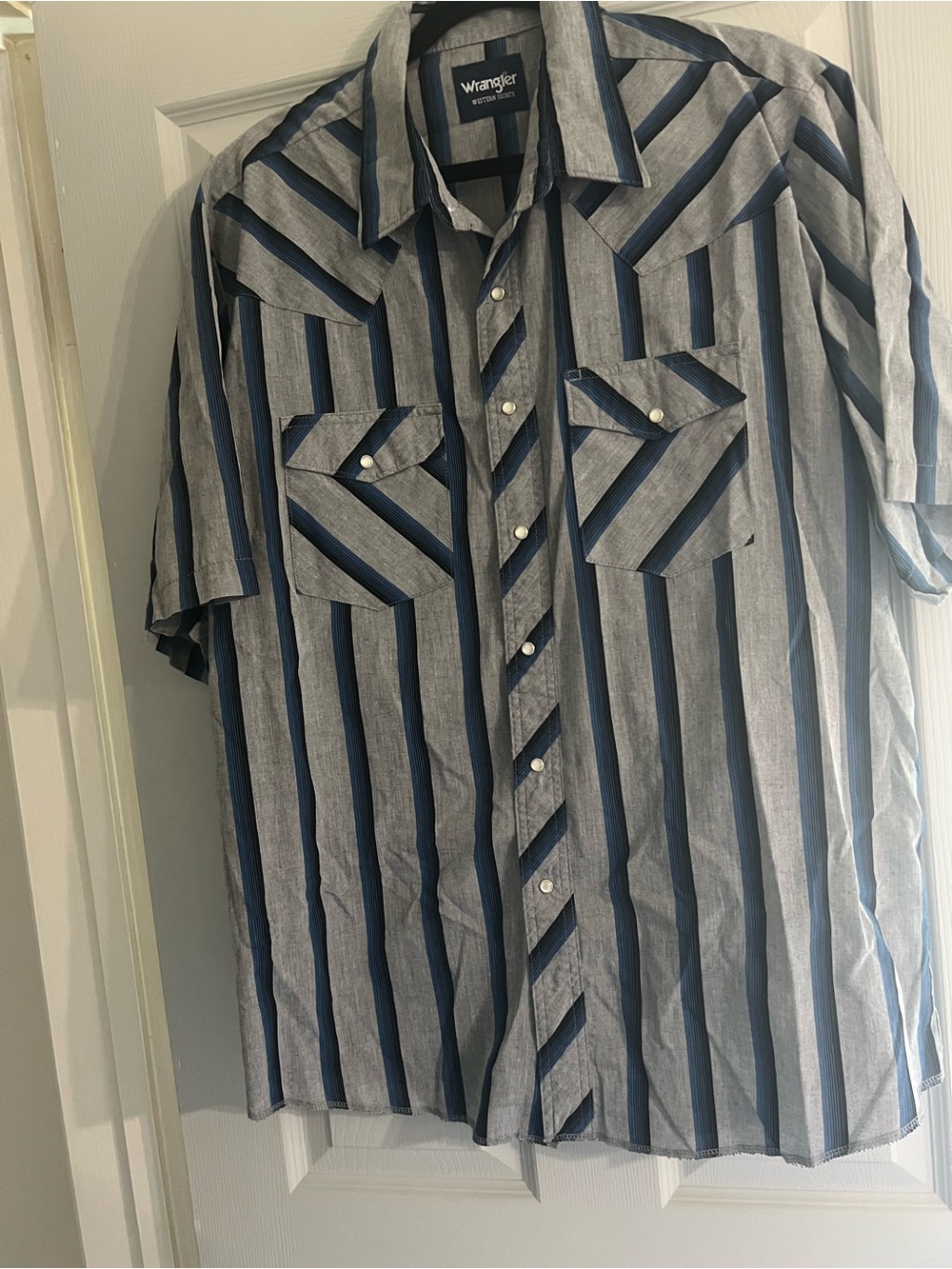 Wrangler Short-Sleeve Button-Down Shirt in Blue and Gray Stripe